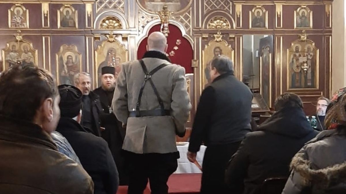 Kozáci v pražském chrámu nastoupili na faráře. Drsné praktiky v pravoslavné církvi